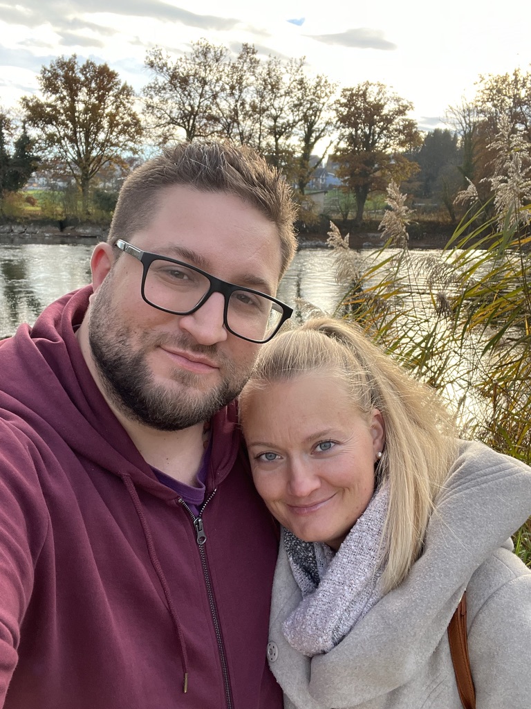 Talina und Nikola im Herbst am Fluss