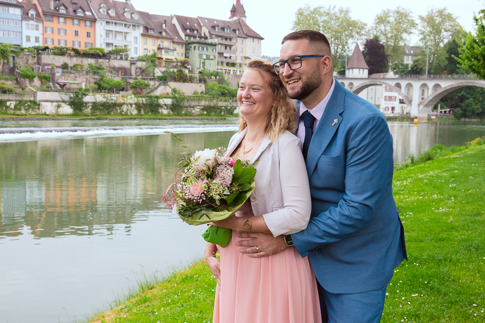 Talina und Nikola am Flussufer